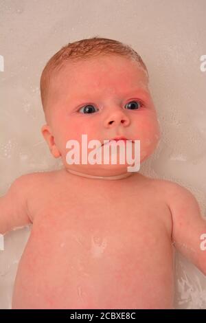 Baby in der Badewanne Stockfoto