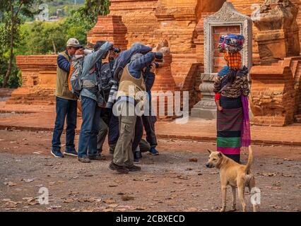 Inle-See, MYANMAR - 3. Januar 2018 : Gruppe japanischer Fotografen, die Fotos von einer burmesischen Frau machen Stockfoto