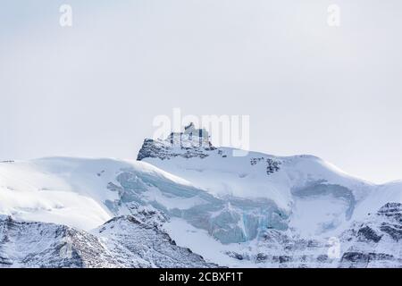 Atemberaubende Aussicht auf das berühmte Sphinx Observatorium und den Jungfraujoch Bahnhof im Berner Oberland zwischen Jungfrau und Mönch, mit Gletscher und Stockfoto