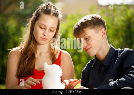Junges Paar auf einem romantischen Date isst Zuckerwatte. Stockfoto