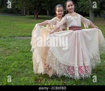 2 junge Mädchen aus einer Gruppe paraguayischer amerikanischer Volkstänzer posieren für ein Foto. In Flushing, Queens, NY. Stockfoto