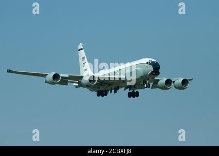 Gesehen im Finale dieser Boeing RC-135V/W Rivet Joint ist im Begriff, bei RAF Mildenhall, Suffolk, Großbritannien zu landen. Aufgenommen am 12. August 2020. Stockfoto