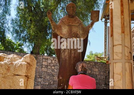 Das Gebet steht vor der Statue des Heiligen Nikolaus in der alten oströmischen Basilika Kirche. Myra Demre Antalya Türkei Stockfoto