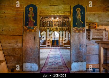 Moisei, Maramures, Rumänien - 10. August 2020. Das Innere der Moisei Holzkirche, eines der ältesten Klöster in Maramures, Rumänien. Stockfoto