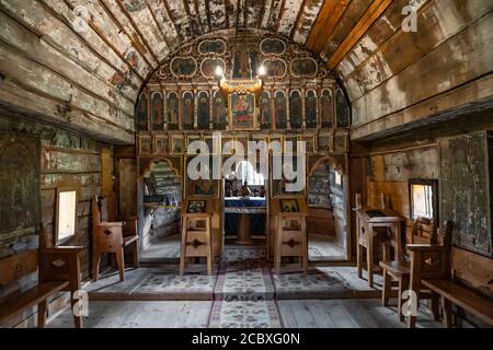 Moisei, Maramures, Rumänien - 10. August 2020. Das Innere der Moisei Holzkirche, eines der ältesten Klöster in Maramures, Rumänien. Stockfoto