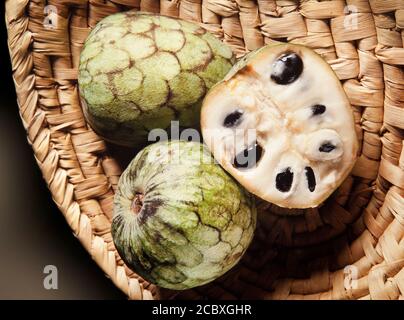 Pudding Apple, (Cherimoya) Annona cherimoya, Schnittschnitt mit Samen, stammt aus Peru & Equador Stockfoto