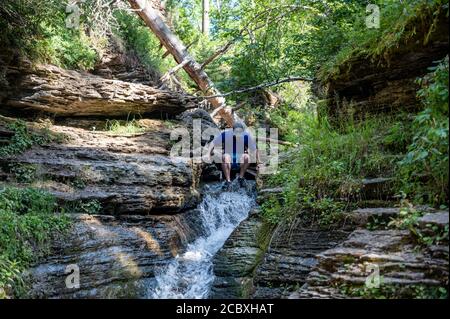 Beliebter Wanderweg in Spearfish Canyon mit Felsentrossen und Wasser Folien Stockfoto