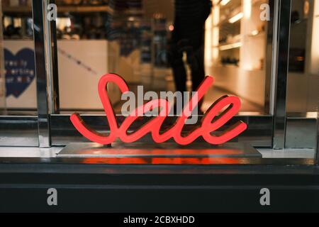 Farbbild eines beleuchteten Verkaufsschildes in einem Geschäft Fenster in London Stockfoto