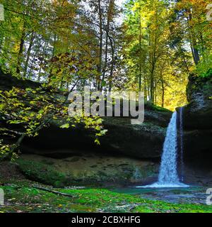 Ein romantischer Wasserfall im Wald von Bayern Stockfoto