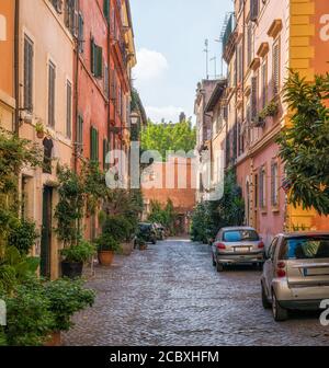 Das malerische Viertel "Rione Trastevere an einem Sommermorgen, in Rom, Italien. Stockfoto