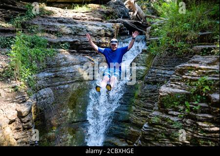 Beliebter Wanderweg in Spearfish Canyon mit Felsentrossen und Wasser Folien Stockfoto