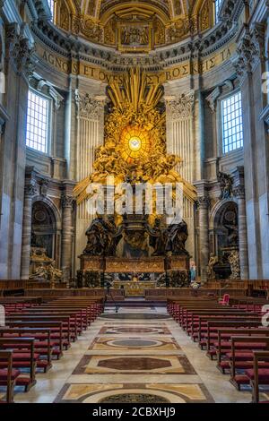 Apsis mit dem Stuhl des heiligen Petrus von Gian Lorenzo Bernini, im Petersdom in Rom, Italien. Stockfoto