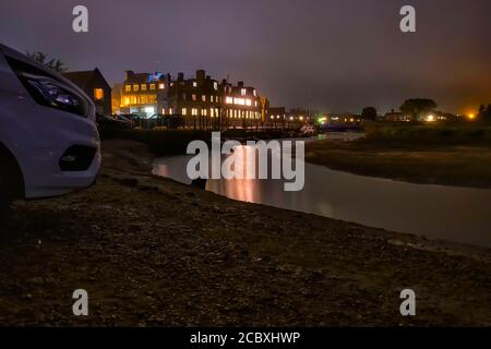 Blakeney Hotel und Quay bei Nacht vom nahe gelegenen Parkplatz aus gesehen. Stockfoto