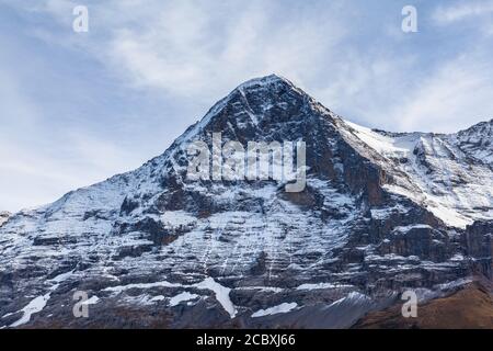 Atemberaubende Nahaufnahme der berühmten Eiger-Nordwand der Schweizer Alpen im Berner Oberland mit Gletscher und Schnee am bewölkten Herbsttag, Kanton Bern, Schweiz Stockfoto