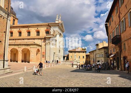 Urbino,Marken,Italien-BLICK auf den Platz Duca Federico und im Hintergrund die Kathedrale Santa Maria Assunta. Stockfoto