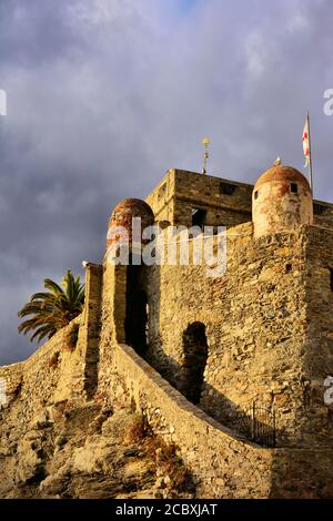 Das Castello della Dragonara oder Castel Dragone, eine mittelalterliche Festung, von der aus Sie einen sehr malerischen Blick auf Camogli und seinen Hafen genießen können. Stockfoto