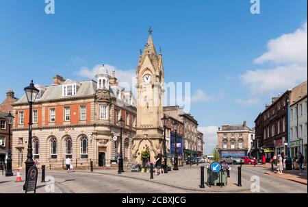 Das Musgrave Monument oder Uhrturm im Stadtzentrum von Penrith, Cumbria, England, Großbritannien Stockfoto