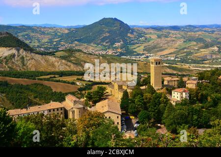 San Leo,Rimini,Emilia-Romagna,Italien-Blick auf das Dorf San Leo und die umliegende Landschaft von der Festung San Leo. Stockfoto