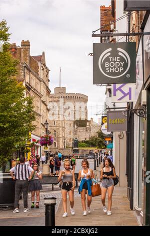 Menschen Mädchen und junge Frauen High Street Shopping entlang Peascod Straße Windsor England Großbritannien Stockfoto