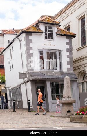 Der Jersey Pearl Perlenladen in Windsor England früher Genannt das schiefe Haus oder der Markt Kreuz Haus i Stockfoto