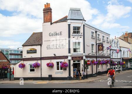 Mann, der mit dem Fahrrad am George-Haus vorbeifährt In der Berkshire Stadt Eton England Großbritannien Stockfoto