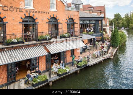 Abendessen in der Cote Brasserie am Flussufer Restaurant Essen und Trinken Draußen an der Themse in Windsor und Eton England VEREINIGTES KÖNIGREICH Stockfoto