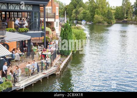 Abendessen in der Cote Brasserie am Flussufer Restaurant Essen und Trinken Draußen an der Themse in Windsor und Eton England VEREINIGTES KÖNIGREICH Stockfoto