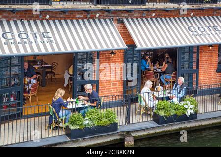 Abendessen in der Cote Brasserie am Flussufer Restaurant Essen und Trinken Draußen an der Themse in Windsor und Eton England VEREINIGTES KÖNIGREICH Stockfoto