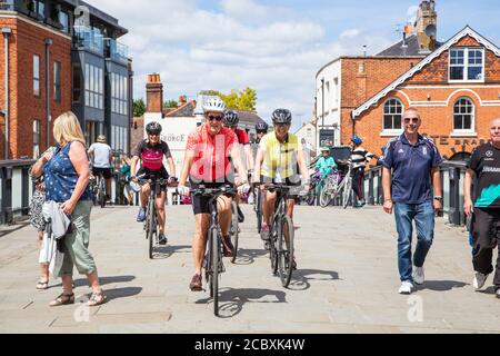 Radfahrer fahren mit dem Fahrrad über die Windsor Bridge oder Windsor Town Brücke über die Themse zwischen Eton und Windsor England VEREINIGTES KÖNIGREICH Stockfoto