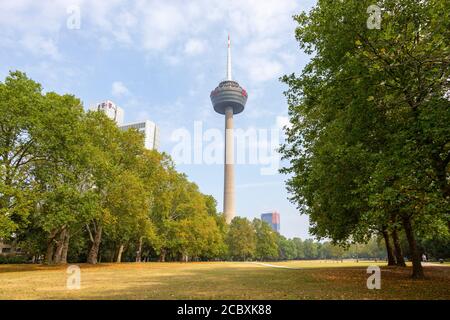 Köln, NRW, Deutschland, 08 15 2020, Park mit Blick auf Funkturm Colonius, im Freien Stockfoto