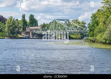 Glienicke Brücke über die Havel, die berühmte Spionagebrücke, vom Babelsberg Park aus gesehen Stockfoto