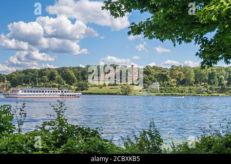 Potsdam, 12. Juli 2020: Tiefer See mit dem Schloss Babelsberg und dem gleichnamigen Park von Peter Joseph Lenne und dem Touris Stockfoto