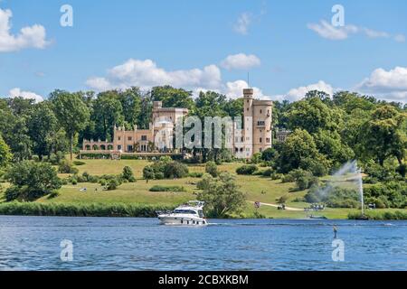 Potsdam, 12. Juli 2020: Schloss Babelsberg und angrenzender gleichnamiger Park, entworfen vom berühmten Architekten Peter Joseph Lenne mit lokalem Peopl Stockfoto