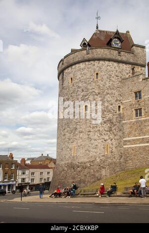 Touristen Besucher und Tagestipper nehmen den Blick auf Windsor Castle England Großbritannien