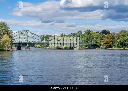 Potsdam, 12. Juli 2020: Glienicker Brücke, die berühmte Spionagebrücke, vom Ufer des Tiefsees aus gesehen Stockfoto