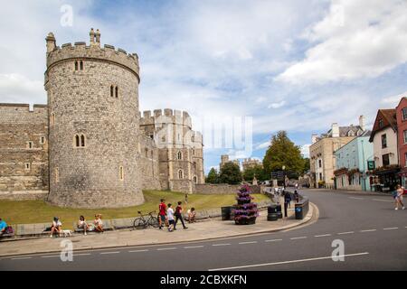 Touristen Besucher und Tagestipper nehmen den Blick auf Windsor Castle England Großbritannien