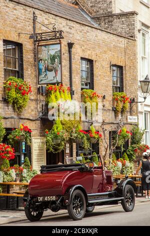 Vintage Morris Cowley Auto vor einem traditionellen englischen Pub Öffentliches Haus The Two Brewers in der Park Street in Windsor Berkshire England Großbritannien Stockfoto
