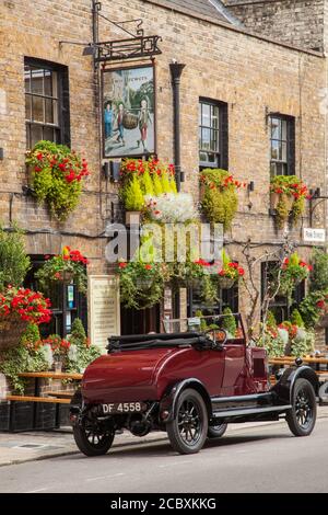Vintage Morris Cowley Auto vor einem traditionellen englischen Pub Öffentliches Haus The Two Brewers in der Park Street in Windsor Berkshire England Großbritannien Stockfoto