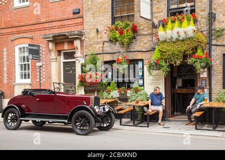 Vintage Morris Cowley Auto vor einem traditionellen englischen Pub Öffentliches Haus The Two Brewers in der Park Street in Windsor Berkshire England Großbritannien Stockfoto