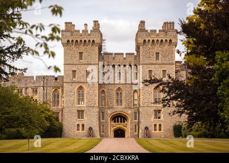 Blick auf die königlichen Wachen, die Windsor Castle bewachen Ende des langen Spaziergangs im Windsor Great Park Stockfoto