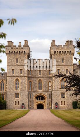 Blick auf die königlichen Wachen, die Windsor Castle bewachen Ende des langen Spaziergangs im Windsor Great Park Stockfoto