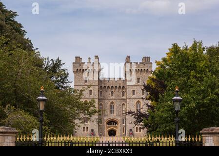 Blick auf die königlichen Wachen, die Windsor Castle bewachen Ende des langen Spaziergangs im Windsor Great Park Stockfoto