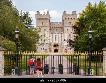 Touristen Besucher und Tagestipper nehmen den Blick auf Windsor Castle vom Ende des langen Spaziergangs in Windsor toller Park