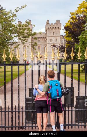 Touristen Besucher und Tagestipper nehmen den Blick auf Windsor Castle vom Ende des langen Spaziergangs in Windsor toller Park