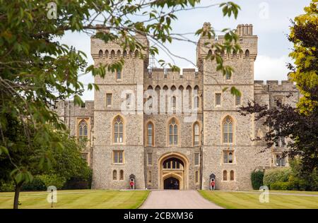 Blick auf die königlichen Wachen, die Windsor Castle bewachen Ende des langen Spaziergangs im Windsor Great Park Stockfoto