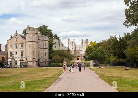 Touristen Besucher und Tagestipper nehmen den Blick auf Windsor Castle vom Ende des langen Spaziergangs in Windsor toller Park
