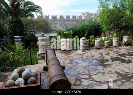 Eine alte Kanone mit Kanonenkugeln im Hof des Marmaris Castle Museums gegen blauen Himmel. Türkei. Stockfoto