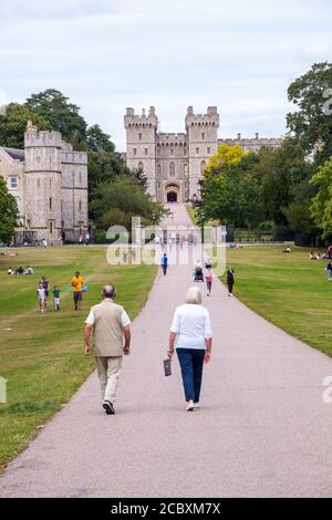 Touristen Besucher und Tagestipper nehmen den Blick auf Windsor Castle vom Ende des langen Spaziergangs in Windsor toller Park