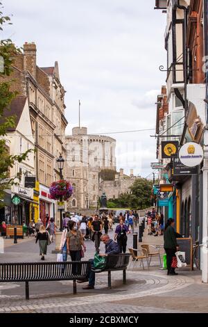Menschen High Street Shopping entlang Peascod Street Windsor England Großbritannien Stockfoto