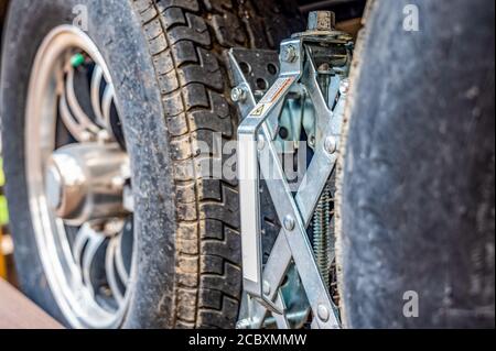 Verriegelungsmechanismus an Reifen, damit sie sich nicht bewegen können Ein Wohnmobil ist geparkt Stockfoto